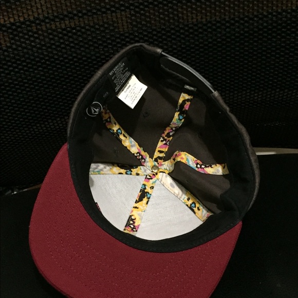 Volcom SnapBack - Picture 2 of 3